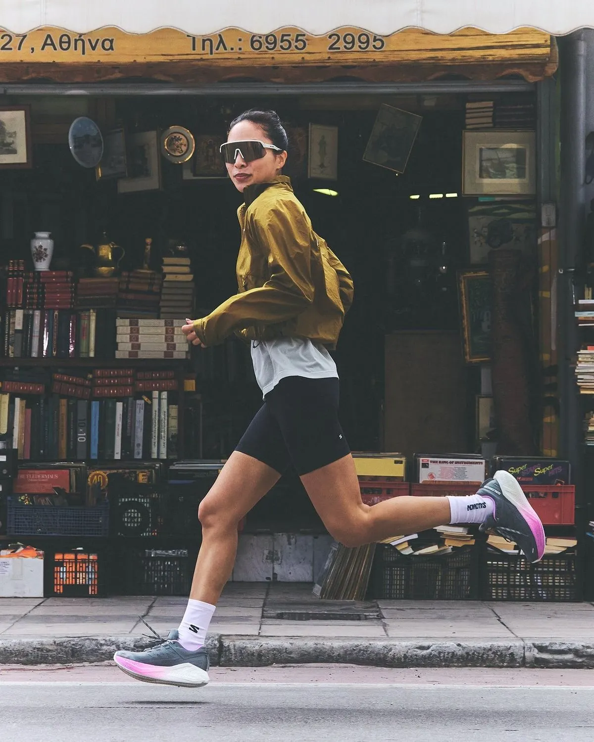 Lựa chọn vớ phù hợp với dán chân và phong cách thời trang của bạn cho buổi chạy thật thoiasr mái và thời thượng.