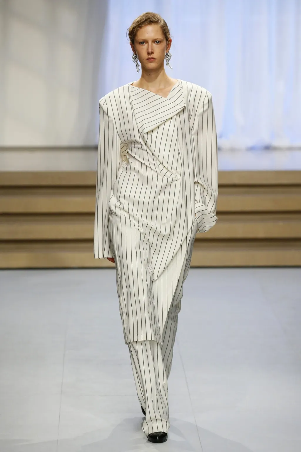 Hoạ tiêts kẻ pinstripes là điểm nhấn của BST