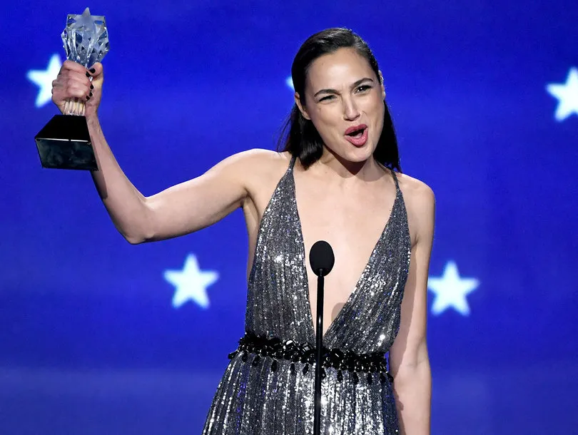 elle-viet-nam-gal-gadot-giu-vung-tinh-than-cua-chien-dich-time-s-up-tai-le-trao-giai-critics-choice-2018