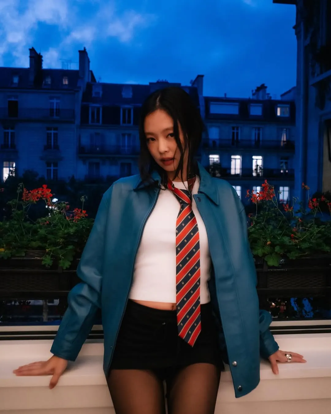 jennie phối đồ cùng quần ngắn