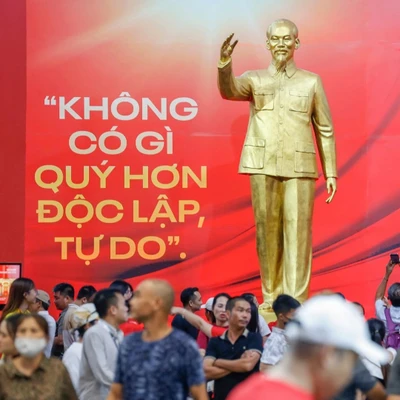Tượng Chủ tịch Hồ Chí Minh tai triển lãm Thành Đất nước hành trình 80 năm