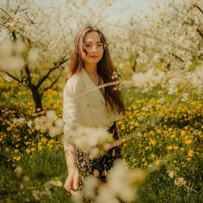 cô gái cười giữa vườn hoa