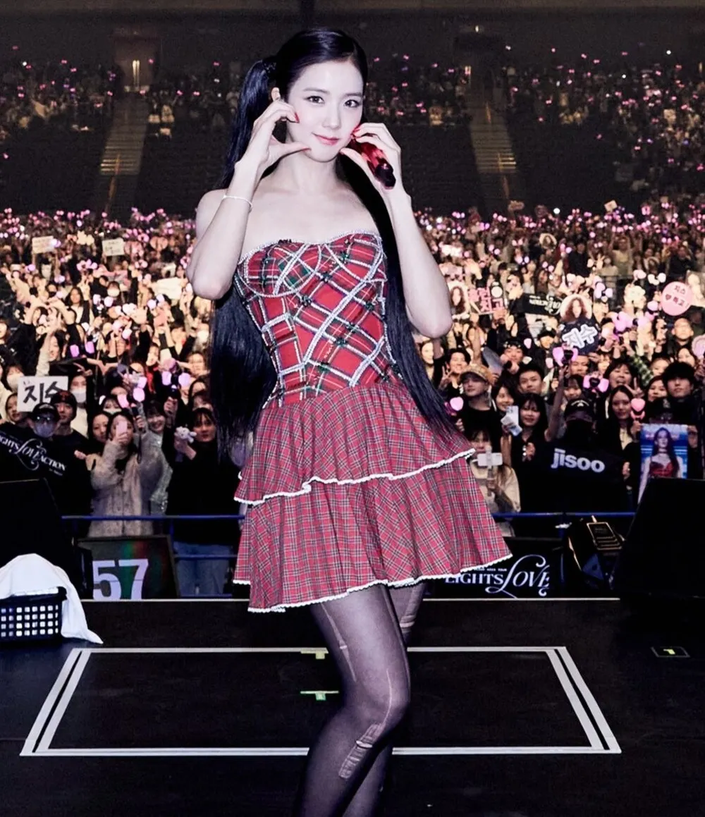 thời trang jisoo fan meeting váy ca rô