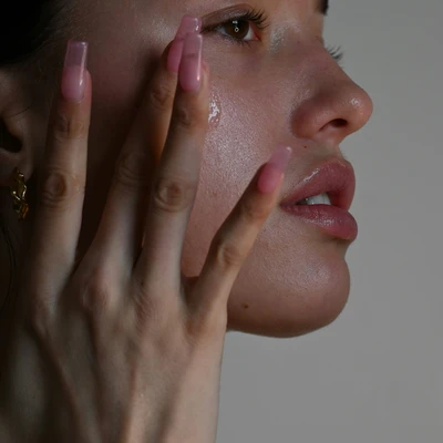 Phụ nữ thoa serum chứa thành phần chống lão hóa tuổi 30