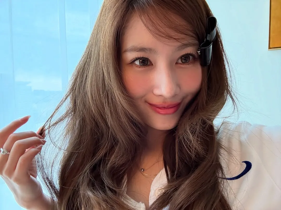 Sana (TWICE) với kiểu tóc uốn xoăn cùng mái xéo và kẹp tóc.