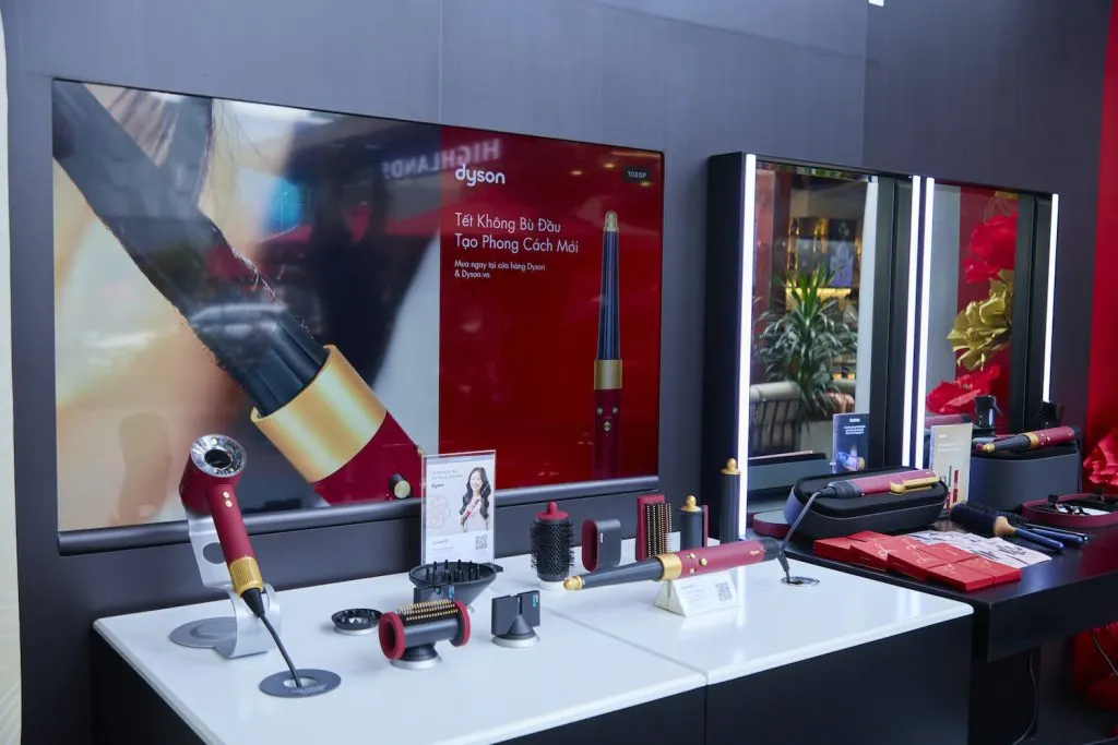  Dyson Airwrap i.d.™ nay bổ sung ba phụ kiện mới, mang đến trải nghiệm tạo kiểu hiệu quả và dễ dàng hơn.