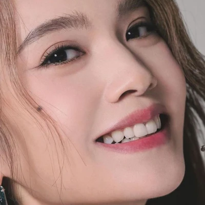Dương Thừa Lâm cười tươi, răng sứ