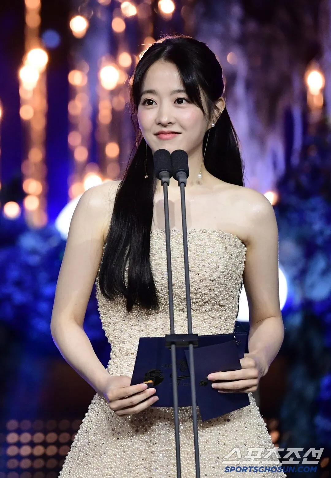 Park Bo Young lựa chọn váy quây đính kết ngọc trai