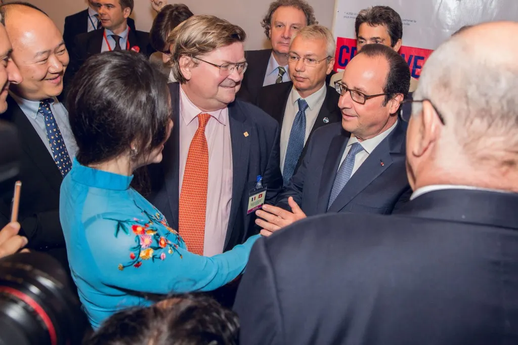 Lý Nhã Kỳ đẹp nền nã gặp Tổng thống Pháp Francois Hollande