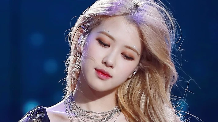 Rosé bí quyết sở hữu vòng eo con kiến