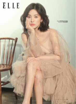 song hye kyo nhan sắc đỉnh cao khuất phục thời gian ngồi chống cằm áo lụa màu be feature ngang