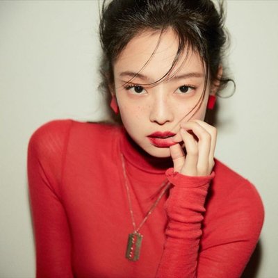 Hình ảnh Jennie với son đỏ cổ điển và "fake freckles".