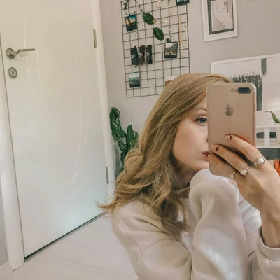 Cô gái soi gương tự tin và thu hút
