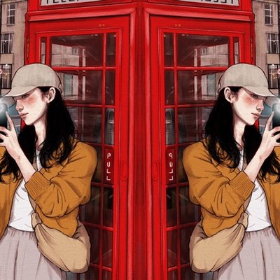2 cô gái đang cầm điện thoại dựa vào cột telephone