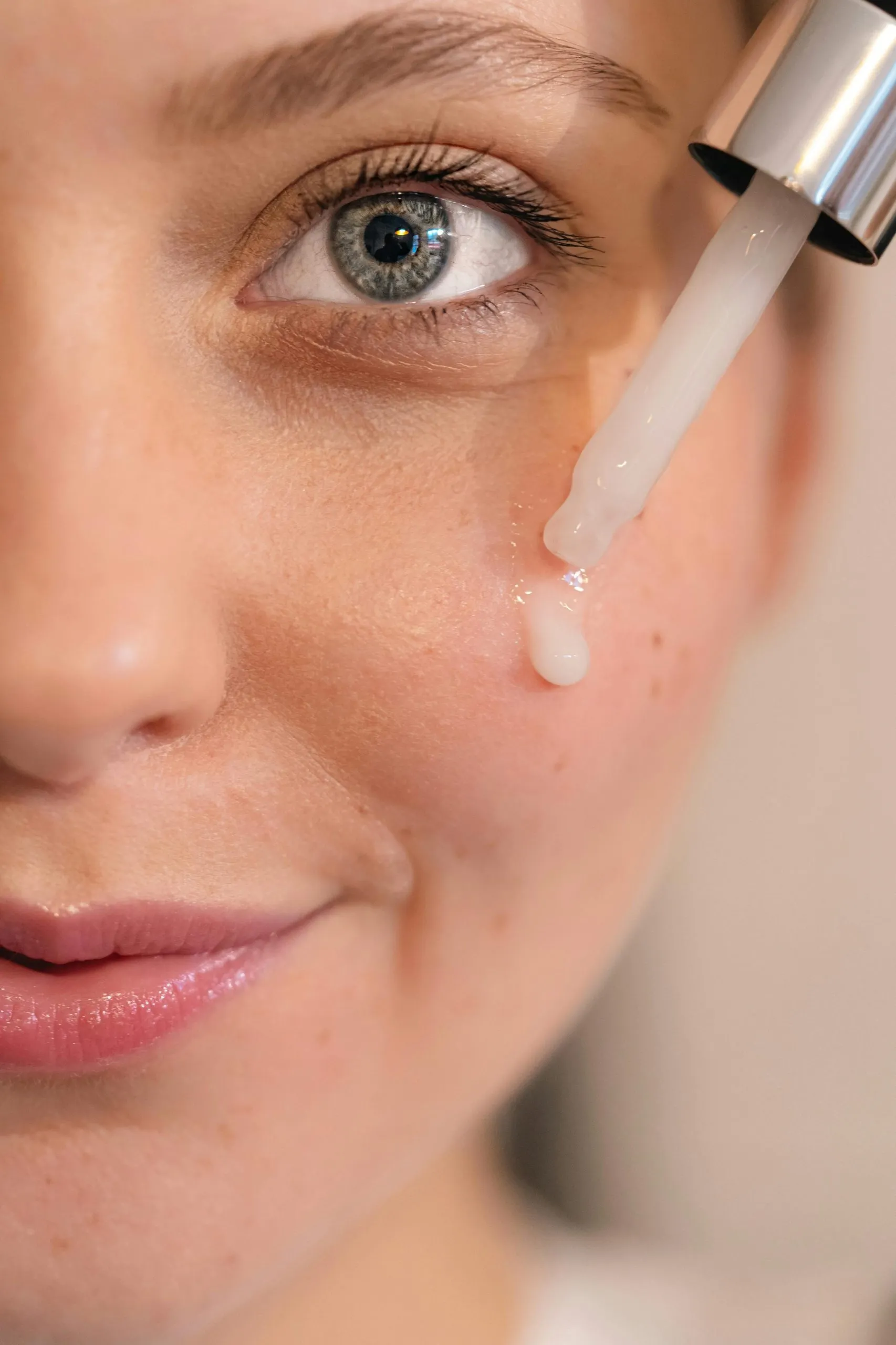 Thoa serum lên mặt