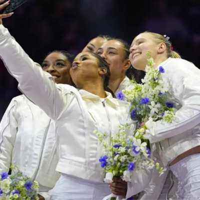 olympic - các vận động viên nữ mặc đồ thể thao màu trắng, tay cầm hoa và buộc tóc cao để chụp hình tại Olympic Paris 2024