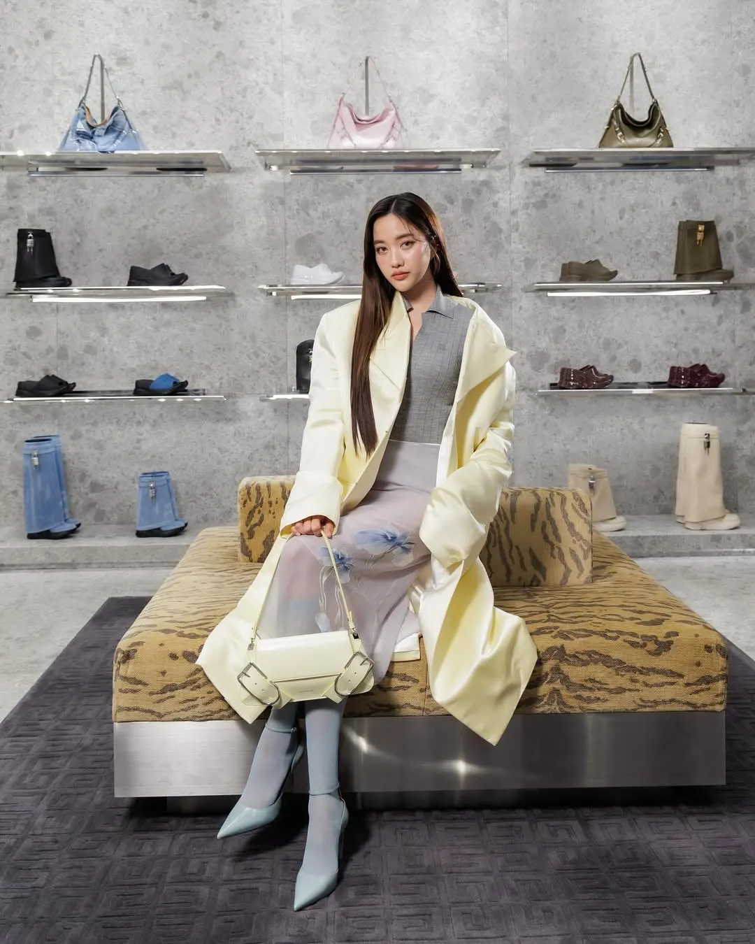 Thời trang của Freen Sarocha trench coat 