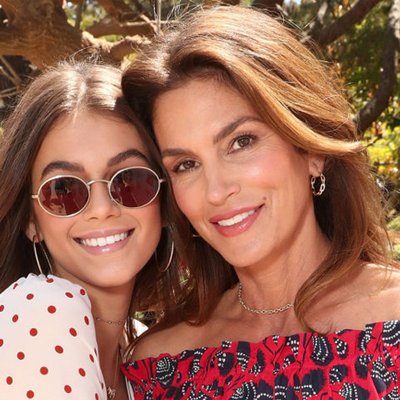 Siêu mẫu Cindy Crawford và hậu duệ Kaia Gerber: “Tre già măng mọc”