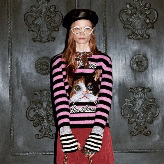 Một mẫu sweatshirt với họa tiết mèo đến từ thương hiệu Gucci.