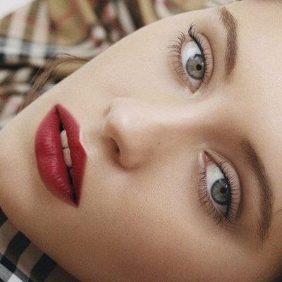 dán mi giả thế nào để đẹp và tự nhiên nhất? Ảnh: Burberry.