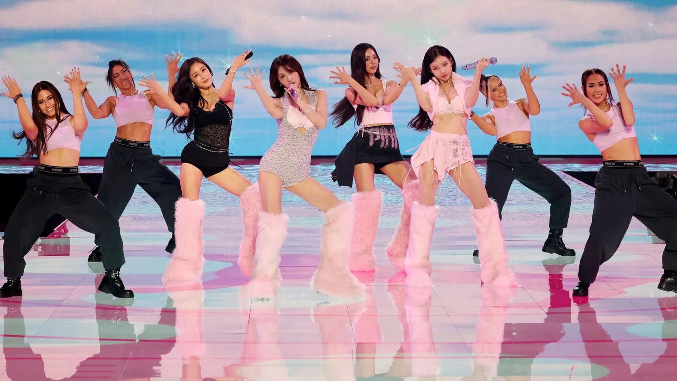 thời trang twice trình diễn tại victoria's secret