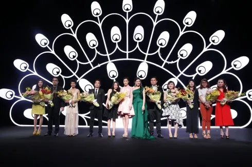 Những đơn vị bảo trợ cho Lynk Fashion Show 2015 trên sân khấu nhận bó hoa của Lý Nhã Kỳ