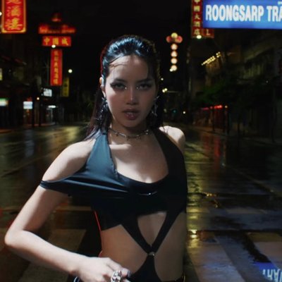 lisa trong mv mới rockstar