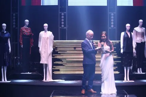 Ông Dale Nottingham - Đại diện Tạp chí ELLE Việt Nam đang chia sẻ về đêm tiệc <mark class=