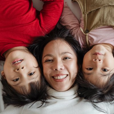 cô gái cùng hai em nhỏ