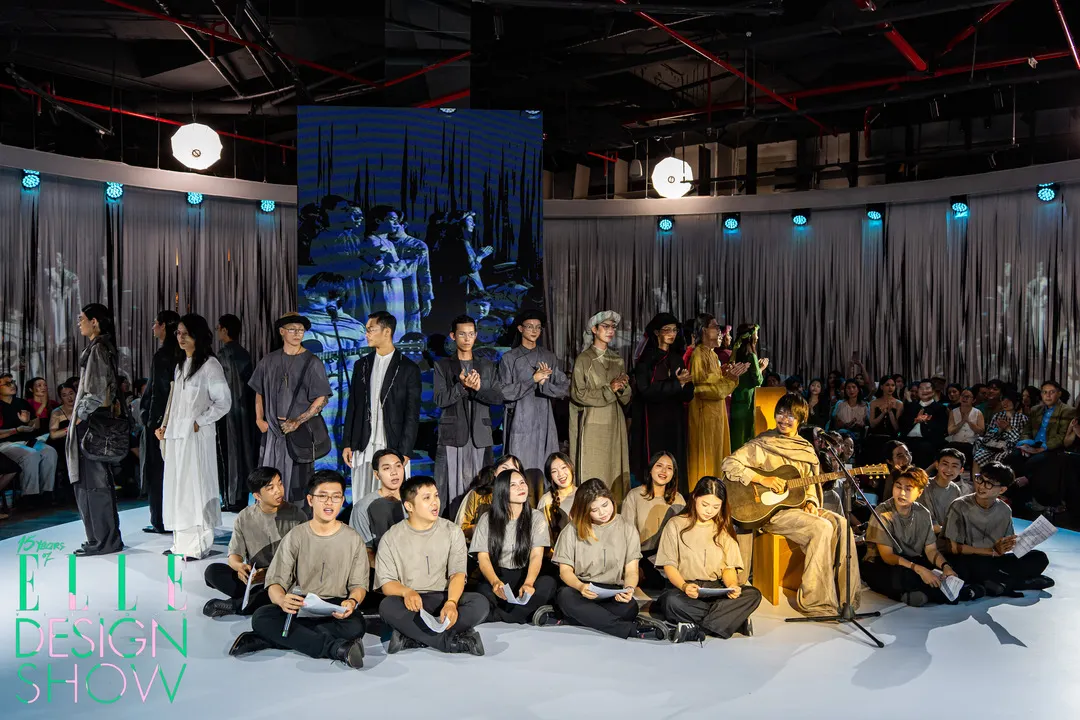 Màn trình diễn khép lại trong những giai điệu du dương của ca khúc Ca Theo Đàn ELLE Design Show 2025
