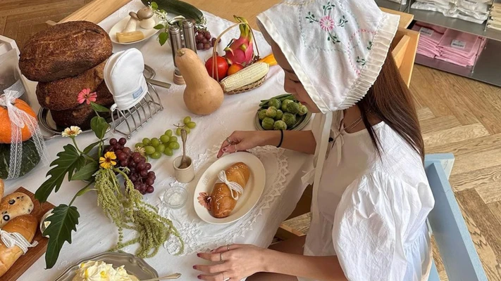Cô gái đang ngồi ăn với bàn đồ ăn vặt không gây tăng cân