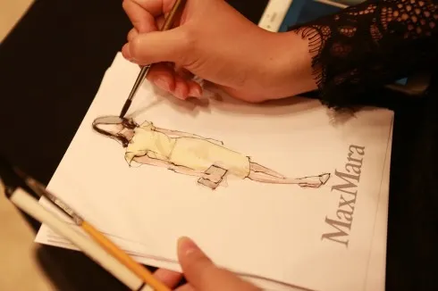 Đến với buổi tiệc, khách tham gia còn được Max Mara vẽ tặng các phác thảo chân dung toàn thân với các mẫu trang phục của thương hiệu, đồng thời tư vấn và cập nhật các xu hướng thời trang mới nhất.