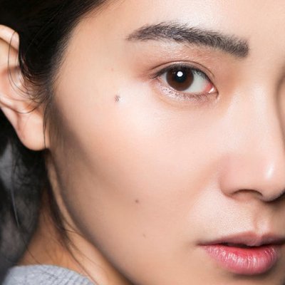cô gái có làn da đẹp nhờ dùng nước muối sinh lý