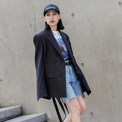 áo thun phom rộng cùng quần shorts và áo blazer, thắt lưng