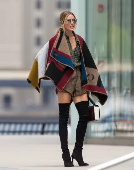 Olivia Palermo dùng áo choàng cape với họa tiết ấn tượng kết hợp cùng boots cao cổ.