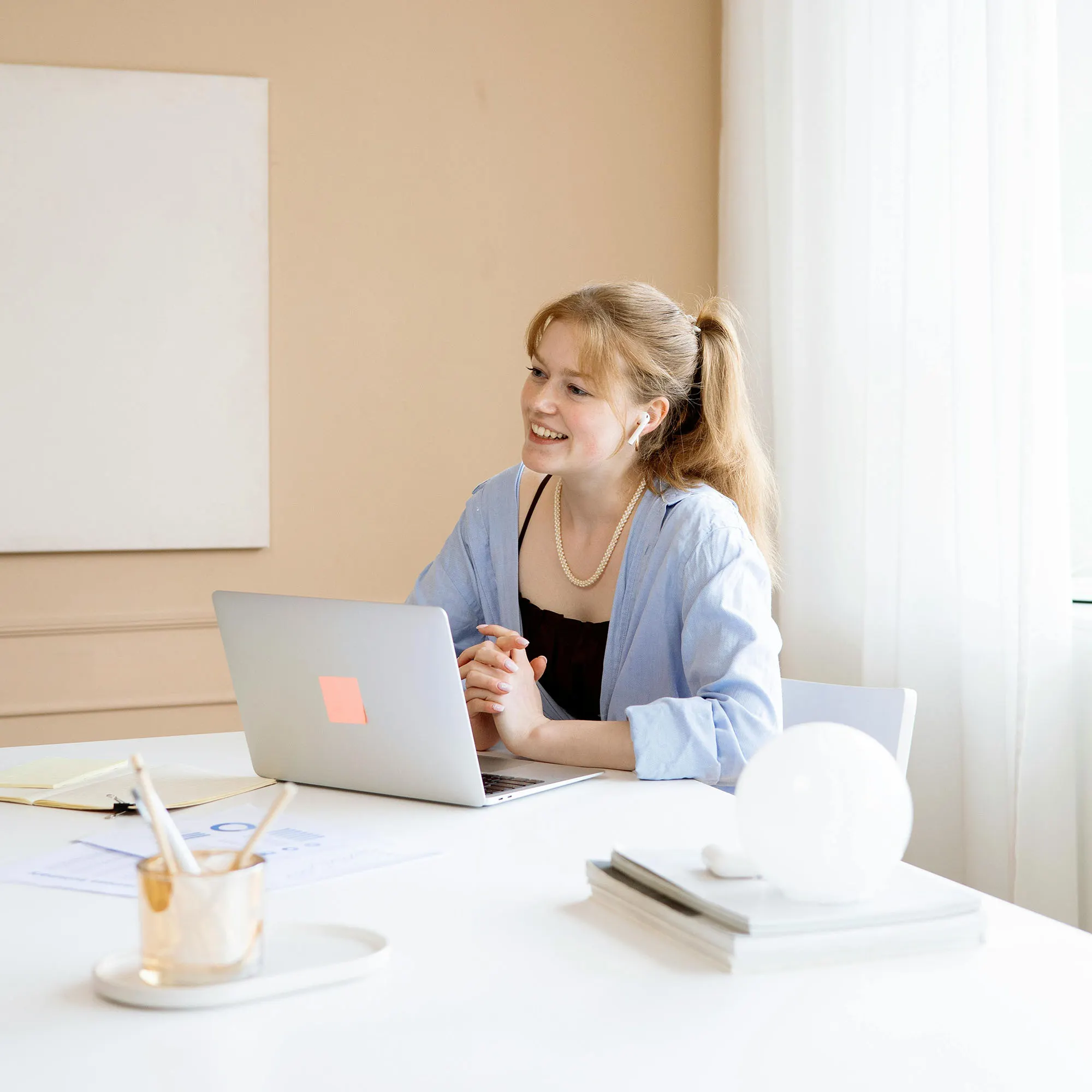 cô gái buộc tóc cao yêu thích công việc của mình