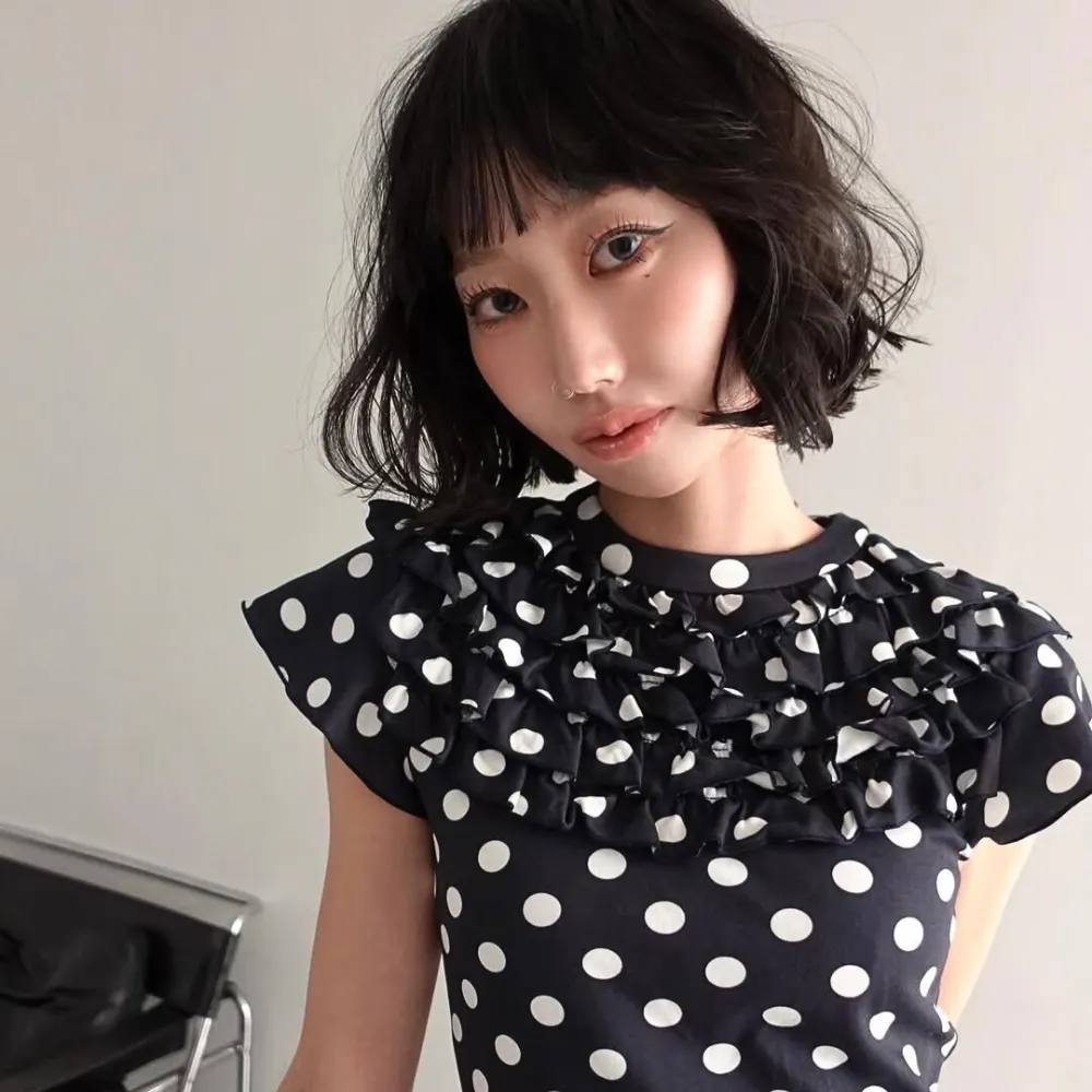 cô gái mang áo chấm bi và diện kiểu tóc ngắn