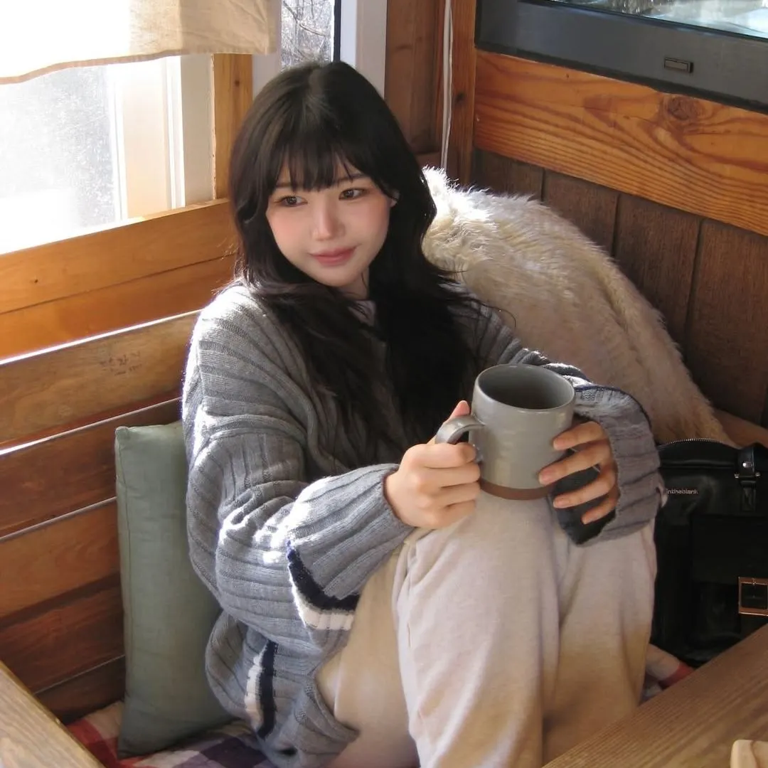 cô gái đang uống nước vào buổi sáng