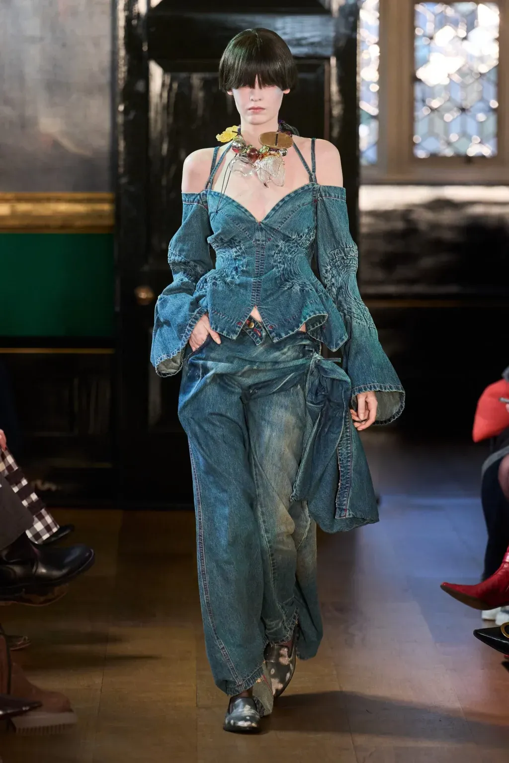 Những hiệu ứng sờn cũ đầy nghệ thuật trên chất liệu denim, kể câu chuyện về sự hoang dã và phóng túng.