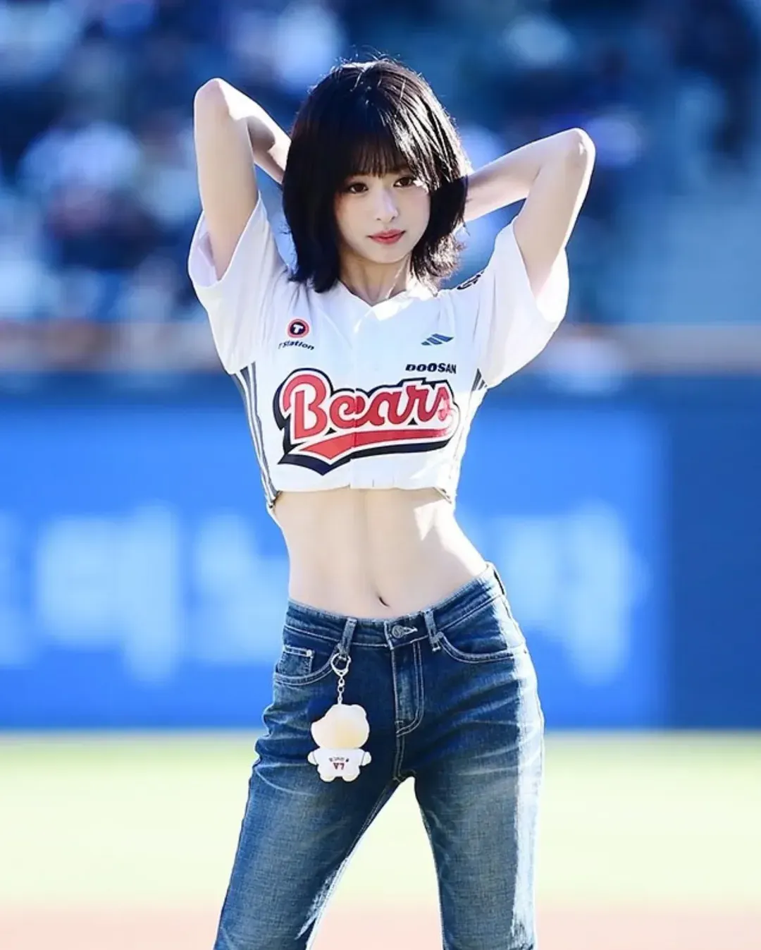 Ahyeon diện áo bóng chày 