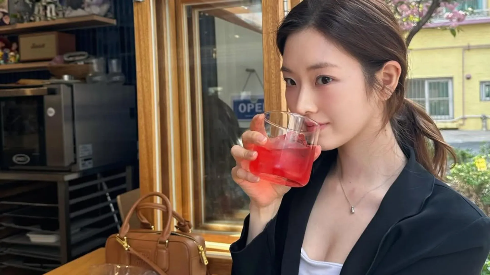 Cô gái thưởng thức ly trà hoa khô ngoài trời trong một buổi sáng thư giãn
