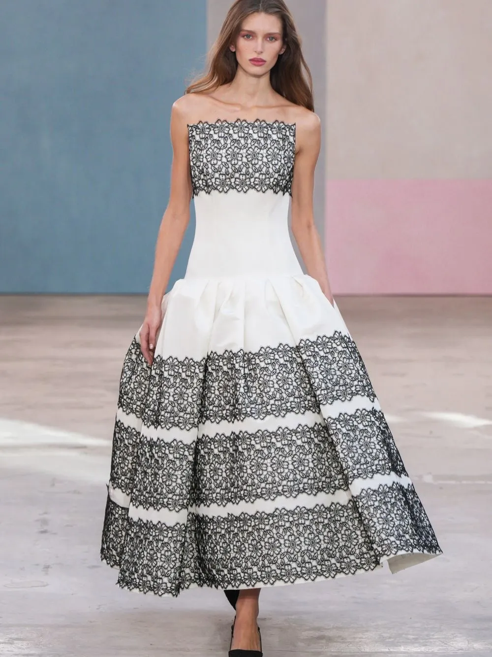 Sự cân bằng giữa phom dáng hiện đại và chất liệu cổ điển.