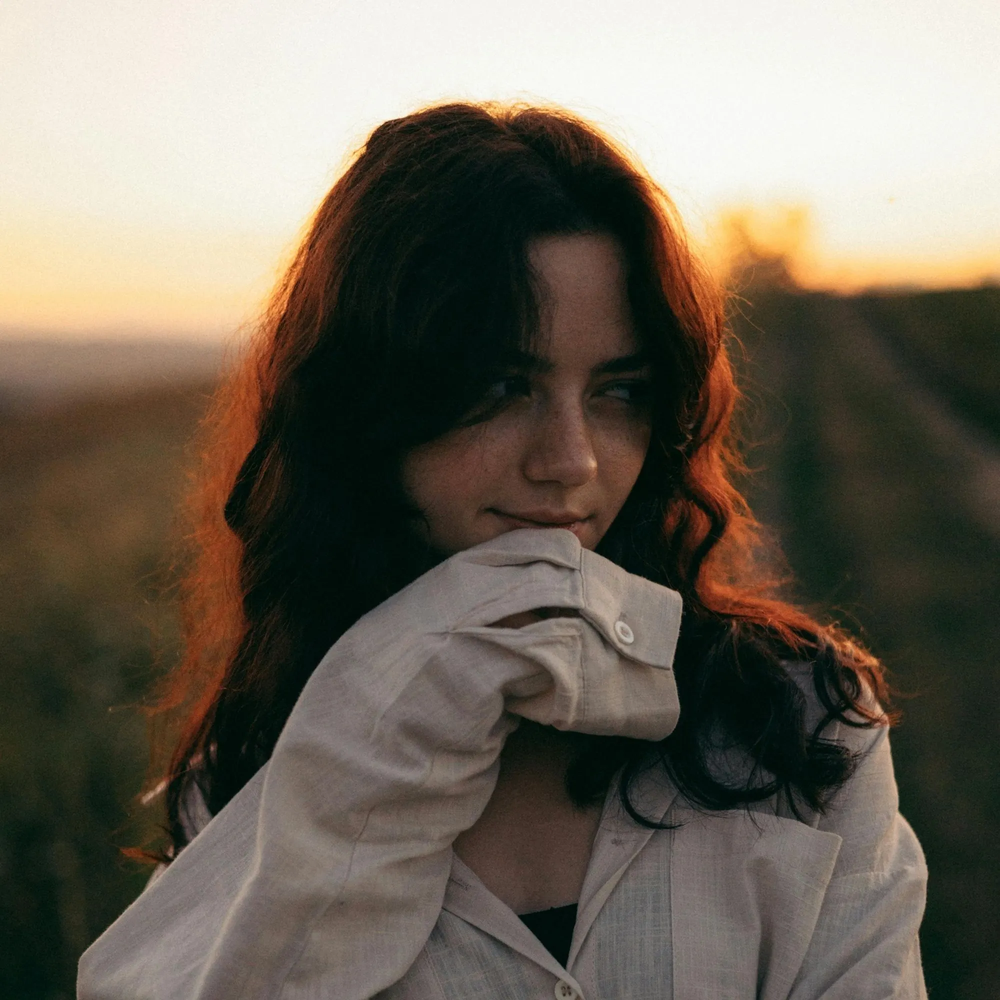 Cô gái tóc xoăn mang năng lượng tích cực