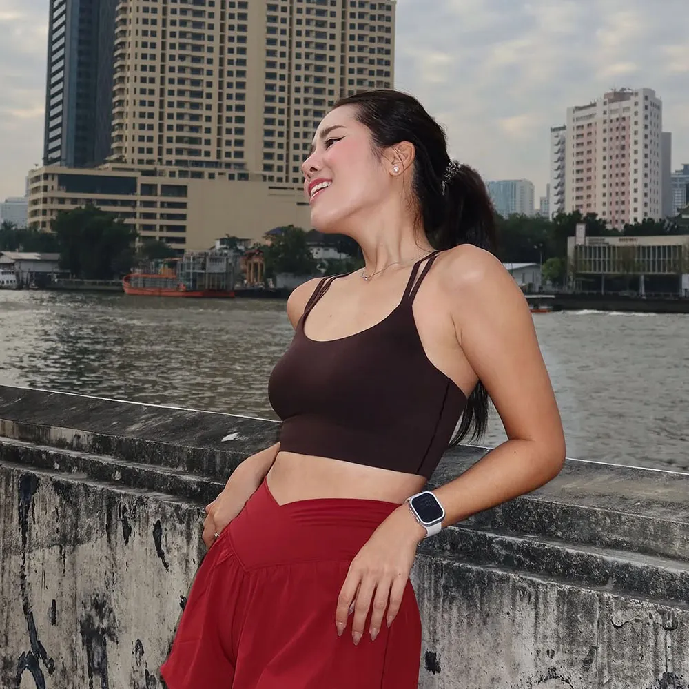 cô gái đeo apple watch khi tập luyện