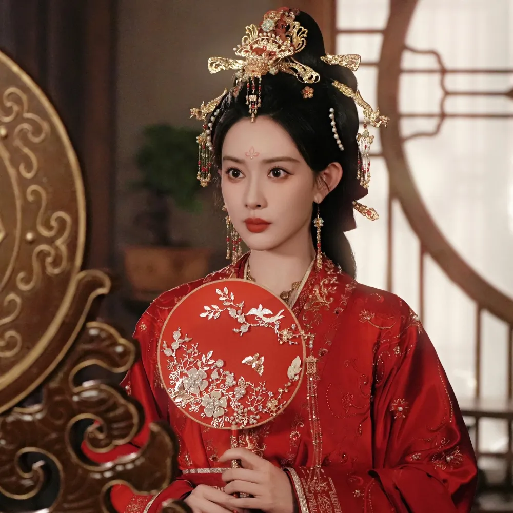 Nữ diễn viên Mạnh Tử Nghĩa bước vào lễ đính hôn trong bộ phim cổ trang Đào Hoa Ánh Giang Sơn.