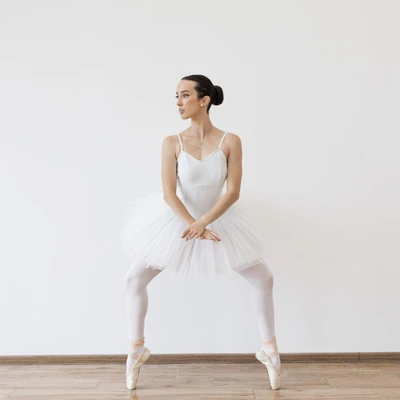 Hình ảnh cô gái thực hiện động tác ballet squat giảm mỡ bắp chân.