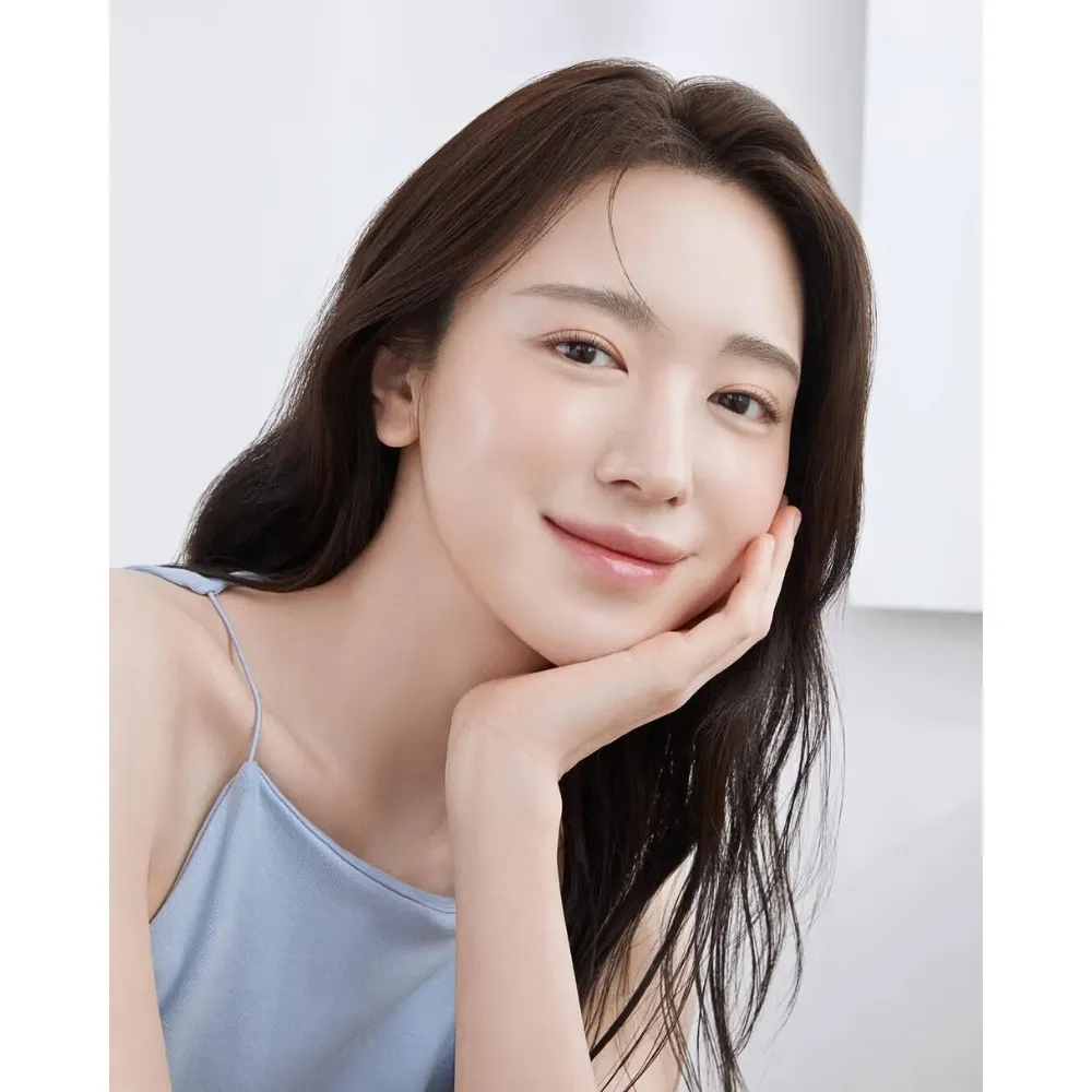 Cô gái chống tay lên cằm