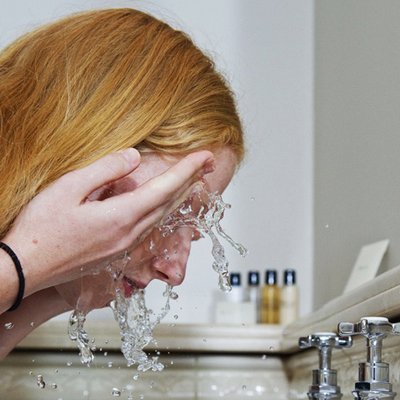 Hướng dẫn cách rửa mặt đúng cách tại nhà. Ảnh: Getty Images.