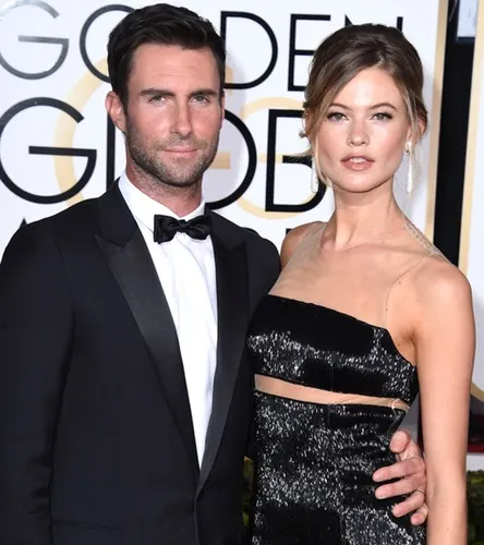 Behati Prinsloo va Adam Levine hao huc cho don con dau long – ellevn - 01