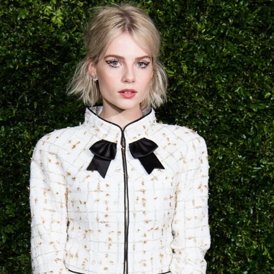 lucy boynton mặc đồ chanel trên thảm đỏ